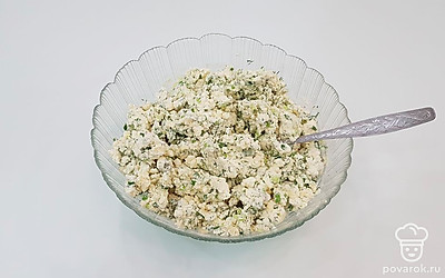 Добавьте муку, измельченные зелень и зеленый лук. Все хорошо перемешайте до однородной консистенции.