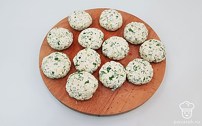 Сформируйте сырники.