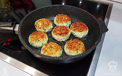 На сковороде с подсолнечным маслом обжарьте сырники​ с двух сторон, примерно по 3-4 минуты с каждой стороны, ​ на среднем огне. При жарке с первой стороны сковороду лучше накрыть крышкой.