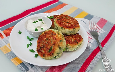 Подавать такие сырники можно со сметаной или натуральным йогуртом. При этом в качестве украшения подойдут перышки зеленого лука нарезанные наискосок.