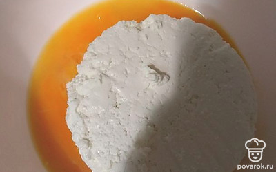 Творог смешать с яйцами и сахаром.