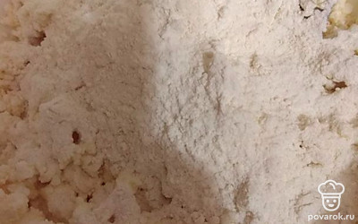 Добавить в творог муку.