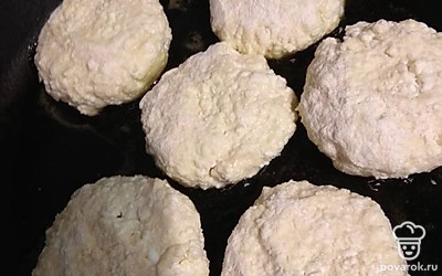 Слепить сырники и обжарить. 