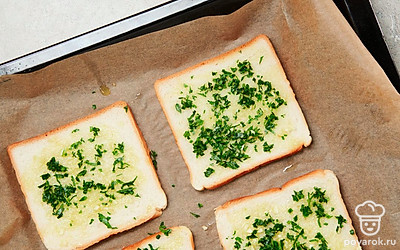 Приступите к запеканию тостов. Противень смажьте маслом или накройте бумагой для выпечки. Поставьте противень в духовку и запекайте тосты 8-10 минут при температуре 200 градусов до золотистого цвета.