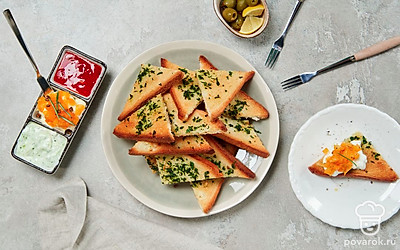 Подавайте тосты сразу после приготовления, украсив их свежей зеленью.