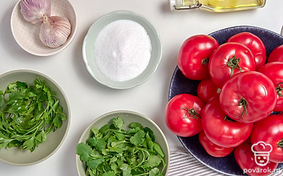 Помидоры помойте и обсушите. Всю зелень тщательно помойте, обсушите и нашинкуйте, оставив несколько веточек укропа для украшения. Чеснок почистите, помойте и пропустите через пресс. Зубчик чеснока для подачи нарежьте тонкими пластинками. Подготовьте банки с крышками или плотно закрывающийся контейнер для маринования, тщательно вымойте посуду.