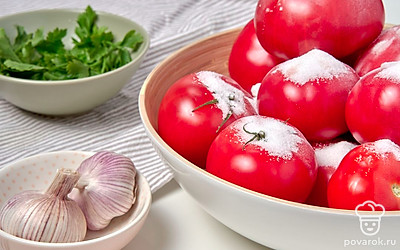 Подготовьте помидоры. На каждом помидоре сделайте глубокие крестообразные надрезы. Посыпьте солью и оставьте на 20-30 минут в стеклянной емкости.