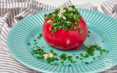 Замаринуйте помидоры. В каждый подготовленный помидор аккуратно положите по 1 или 2 ст. л. начинки из зелени. Сложите помидоры в банки или контейнер и уберите в холодильник на 3-4 суток.