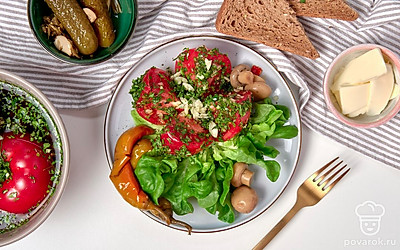 Готовые помидоры уложите на порционную тарелку и украсьте зеленью и чесноком.