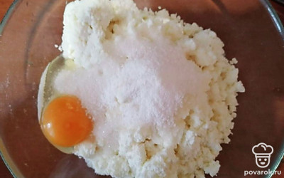 Творог выложить в миску, вбить яйцо, добавить сахар, тщательно перемешать.
