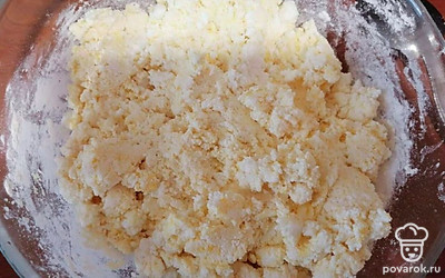 Добавить в творожную массу муку и разрыхлитель,вымешать тесто ложкой.