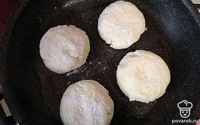 Сковороду разогреть с маслом, выложить сырники, жарить под крышкой с двух сторон до румяной корочки (примерно по 3 минуты с каждой стороны).