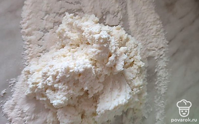 Взбейте с помощью венчика или вилки яйцо с сахаром и ванилином. Добавьте манку. Постепенно, перемешивая вилкой, введите творог. Я использую творог в пачке, его не нужно перетирать через сито. Оставьте творожное тесто на 20 минут, чтобы манка разбухла. 