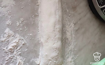 Стол присыпьте мукой. Сформируйте из теста колбаску, и разделите ее на 12-14 частей толщиной по 2 сантиметра. 