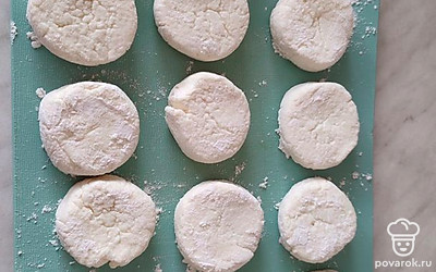 Каждый кусочек обваляйте со всех сторон в муке и сформируйте сырники с помощью ножа или стакана. 