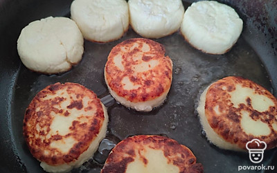 Обжарьте сырники на подсолнечном масле с двух сторон на среднем огне. Крышкой закрывать не нужно. Жарьте приблизительно по 5 минут с каждой стороны до красивого золотистого цвета.