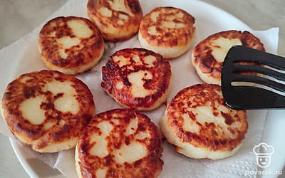 Обжаренные сырники выкладывайте на тарелку с бумажным полотенцем, оно впитает лишнее масло.