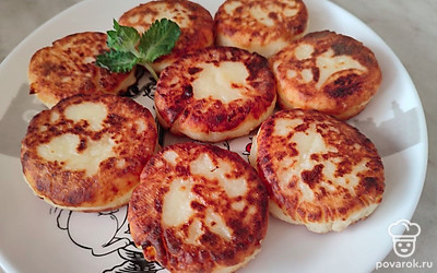 Подавайте со сметаной, вареньем, сгущенным молоком или вашим любимым топингом.