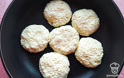 Формировать сырники мокрыми руками, чтобы масса не прилипала к рукам. Готовые сырники выложить в разогретую сковороду и обжаривать на растительном масле с двух сторон на большом огне. Далее тушить 10 минут на медленном огне под крышкой. Готово!