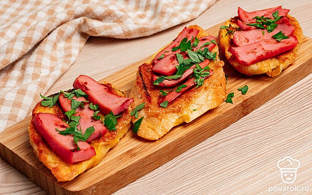 Гренки с жареными сосисками — Рецепт с фото