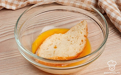 Разбейте яйца в удобную миску, добавьте соль и перец по вкусу. Взбейте вилкой. Обмакните каждый кусок хлеба в смесь из яиц.