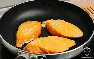 Выложите на сковороду остаток сливочного масла, растопите его и выложите пропитанный яйцом хлеб. Обжарьте хлеб с одной стороны 3 минуты на медленном огне.