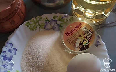 Смешайте творог, манную крупу, яйцо, сахар и ванилин. Дайте крупе набухнуть, уберите на 15 минут под крышку.