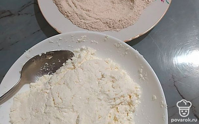 Промойте и высушите изюм, добавьте к тесту. Из теста сформируйте шарики, обваляйте в муке.