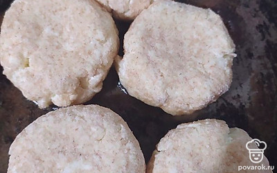 Хорошо прогрейте сковороду, добавьте подсолнечное масло и выкладывайте шарики слегка приплюснув в центре. Жарьте с каждой стороны по 3-4 минуты на среднем огне под крышкой.