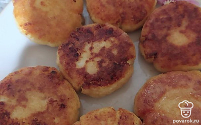 Перед подачей посыпьте сахарной пудрой. Подавайте со сметаной или любимым джемом, приятного аппетита!