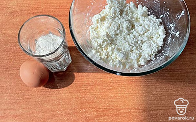 К творогу добавить сахар, соль. Перемешать.