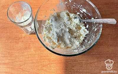 Частями добавить муку. Перемешать.