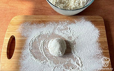 Присыпать доску мукой и сформировать шар из полученной массы.