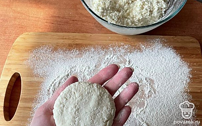 Сплюснуть шар ладонями.