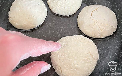 Выложить на разогретую сковороду с добавлением растительного масла. Через минуту перевести на средний огонь.
