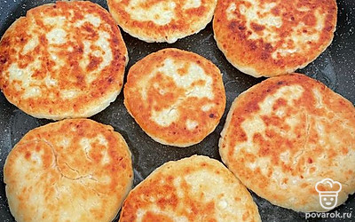 Перевернуть после образования золотистой корочки. Готовить примерно 4 минуты с каждой стороны.