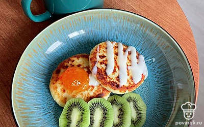 Подавать порционно с вареньем, сгущенкой или ягодами.