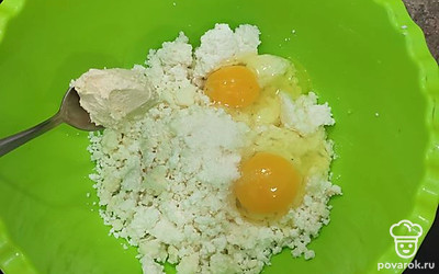 В творог добавить яйца, сметану, сахар, соль, разрыхлитель, перемешать блендером.