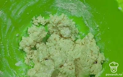 Добавить муку, замесить тесто.