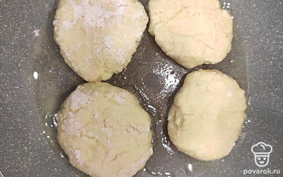 Сформировать сырники, обвалять в муке, обжарить на разогретой сковороде на масле с двух сторон.