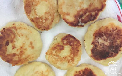 Сырники выложить на блюдо, застеленное бумажным полотенцем.