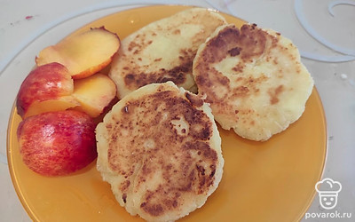 Сырники подавать тёплыми на плоском блюде. Можно украсить кусочками фруктов или ягод, по вкусу добавить сметану или джем.