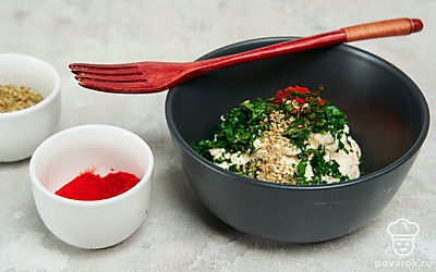 Приготовьте начинку. Раскрошите сыр в миске. Измельчите сыр, надавливая вилкой или толкушкой для пюре. Затем добавьте к сыру яйцо, нарезанную петрушку и все специи: паприку, перец, орегано и соль. Перемешайте ингредиенты до однородного состояния.