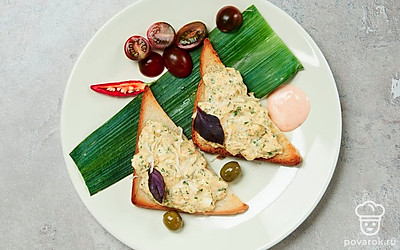 Подавайте тосты сразу после приготовления. Украсьте их листочками свежей петрушки.