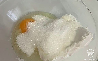 Подготовьте заранее все вышеперечисленные продукты. Выложите их в миску с высокими бортами.