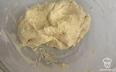 Должно получиться мягкое тесто. Его необходимо убрать в холодильник на 5 минут.