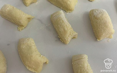 Нарежьте на небольшие кусочки диаметром 3-4 сантиметра.