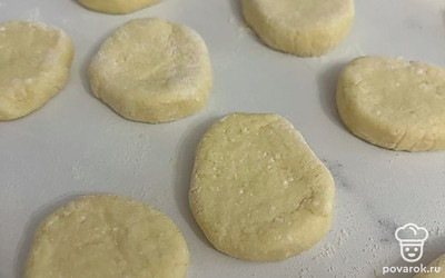 Сформируйте их в кругляшки.