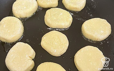 На заранее раскалённой сковородке обжарьте сырники.