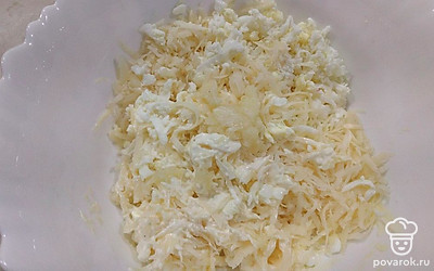 Приправьте измельченным чесноком. Все перемешайте. 